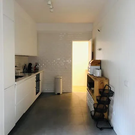 Апартаменты Spacious 3 Bedroom 20 Min To Lisbon Монтижу